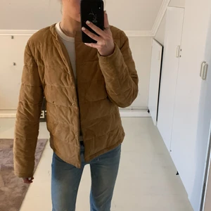 Gant jacka storlek S - Snygg beige/brun mocka jacka från gant! Aldrig använd utan har bara hängt i garderoben! Skitsnygg och skön jacka att ha på våren och hösten. Snygg passform. 400kr