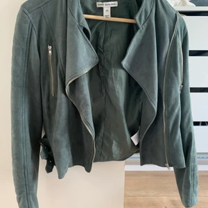 Jacka Sannealexandra  - Grön mocka jacka ifrån sannealexandra, storlek xs. Jackan har en liten riva vid innerärmen❣️ 