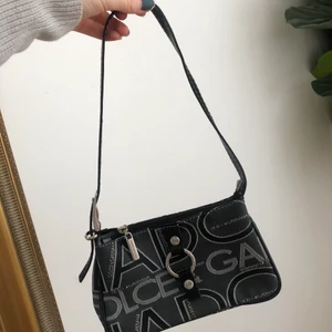 Handväska  - Jättesöt handväska köpt second hand! Är osäker på om den är äkta. Sparsamt använd så i toppenskick!