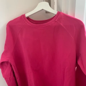 Rosa sweatshirt från lager 157  - Väldigt stark rosa färg på den. Knappast använd och i väldigt bra skick. 