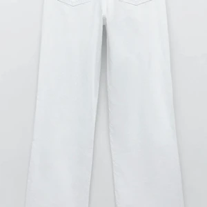 Vita jeans från zara  - Vita jeans Från zara med fransar i benen. Strl 38. Super fina i längden på mig som e 173. 