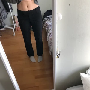 lågmidjade kostymbyxor - jag säljer mina lågmidjade kostymbyxor jag köpte second hand som tyvärr är för korta, jag är 166 så skulle säga sett längden hade passat nån som är runt 162