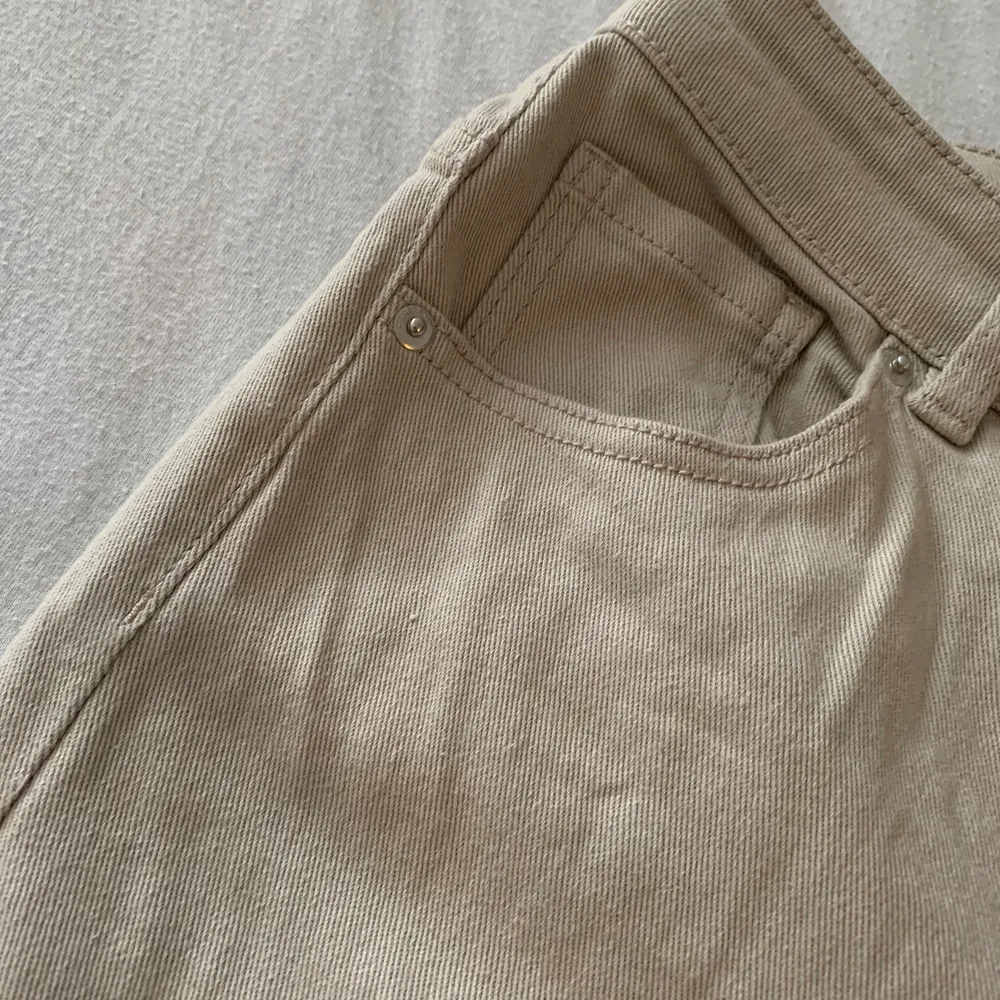 Fina beige jeans i strl 38 från h&m. Bra i längden på mig som e 173. Väldigt bra skick . Jeans & Byxor.