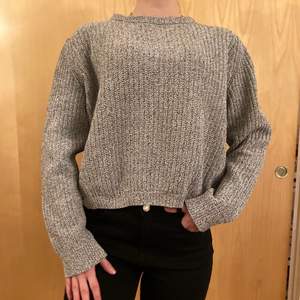 Knitted long sleeve sweater, goes with anything, casual and comfy. Used but still good quality.