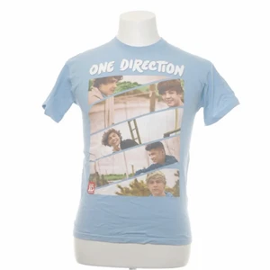 One direction t shirt - Supergullig one direction tisha. Är i barnstorlek 152 sp sitter typ som en babytee på mig som är s/m