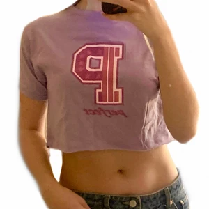 babytee med tryck - jättegullig baby tee som är helt oanvänd! passar s-xs💜