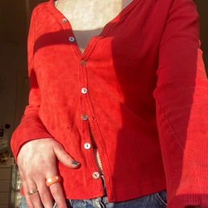 Orange kofta  - Orange kofta med knappar. Fint skick.  