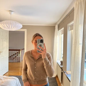 Cashmere kofta  - Säljer denna underbara cashmere kofta från Zara! Jättefin och i bra skick, inte nopprig!! 