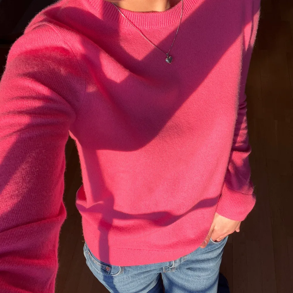 Superfin rosa tröja som är supersnygg nu till sommaren! Aldrig använd! . Tröjor & Koftor.