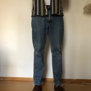 Mcgordon jeans strl 32/30 - Avklippta mcgordon byxor strl 32 i midjan och typ 30 i längd! Sköna byxor med ganska straight passform som svänger in lite där nere. De är från typ 2005. Använt ganska mycket men de är i hyfsat gott skick. Kan skicka bilder när en kvinna har på sig de ifall du skulle va intresserad av det! Sitter skönt och är allmänt najs! Du står för frakt själv. Jeansen är ljusare påriktigt än på bilden.