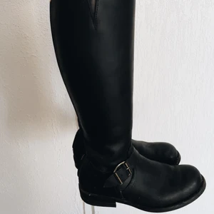 Primeboots - Så snygg primeboots. Har tyvärr blivit försmå. Endast använda ett fåtal gånger så i fint skick men lite smutsiga bara, som går stt torka bort💗 nya kostar ca 1600kr 