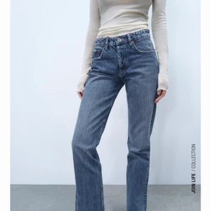 Zara mid Rise jeans - Jag säljer nu mina mid Rise jeans från zara, de är i jättebra skick och endast använda en gång. Köptes för cirka 1 månad sedan och är i storlek 38, därav är dem lite för stora för mig som vanligtvis har 36! Säljer helst men kan även byta om någon skulle ha ett par i 36!💓⚡️ skriv om ni har några frågor!💕