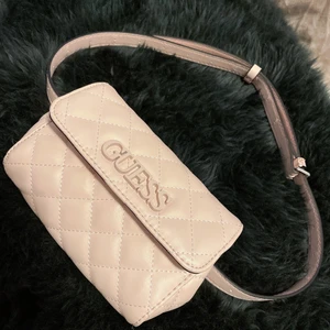 Guess midjeväska  - Ännu ett midjeväska som jag aldrig har använt och är därför i helt ny och perfekt skick. Väskan har en baby rosa färg med ett stort guess tryck i mitten, passar alla eftersom den har justerbara band. Köptes för ca 1000 kr och det går inte att köpa den längre eftersom den är helt slutsåld… frakt tillkommer