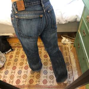 Riktigt snygga mörkblå lågmidjade jeans från fit lad! De är vida och i väldigt bra skick. Säljer då de är lite för korta på mig. Midjemått är ca 78 cm och innerbenslängden ca 77 cm. Skriv för fler bilder!💗 