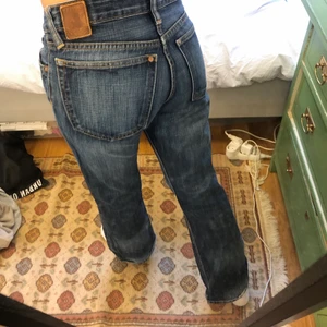 Lowwaisted jeans  - Riktigt snygga mörkblå lågmidjade jeans från fit lad! De är vida och i väldigt bra skick. Säljer då de är lite för korta på mig. Midjemått är ca 78 cm och innerbenslängden ca 77 cm. Skriv för fler bilder!💗 