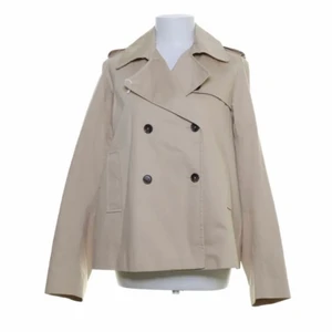 Kort kappa från gant - Världens finaste kappa från Gant. Tveka inte vid frågor💓💓den sitter jättefint oversize. Inte säker på om jag vill sälja