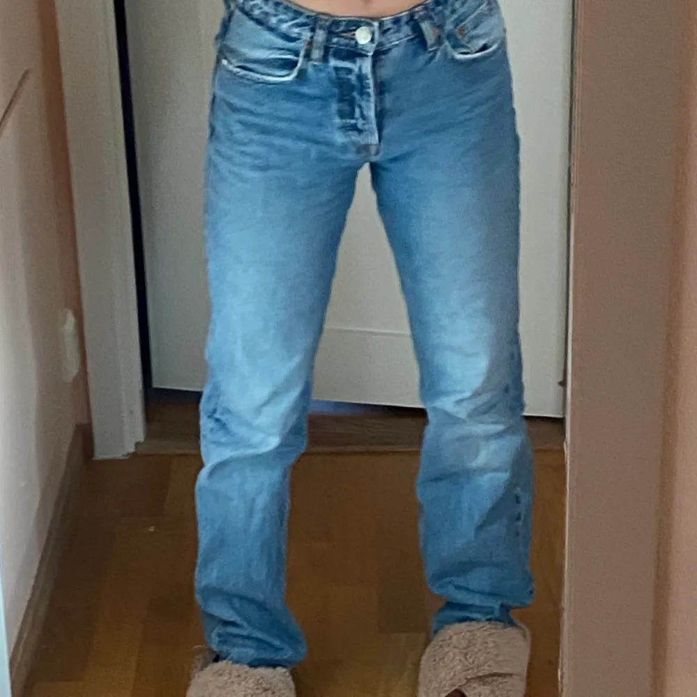 Säljer dessa skitsnygga midwaist straight jeans från zara, strl 36 och för preferens är jag 163 och de är lite långa på mig❤️ bud:250, köp direkt för 300. Jeans & Byxor.