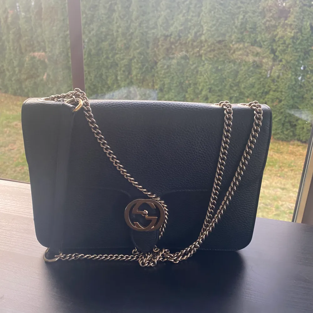 En fin Gucci väska som inköpt i Rom för tre år sedan. Väskan är i mycket bra skick. Finns i Danderyd, Stockholm . Laukut & Käsilaukut.