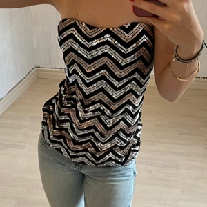 Missoni liknande fest top  - Intressekoll på min fina missoni liknande fest topp! Sitter så fint och är såå snygg på! Storlek L men väldigt stretchiga material så passar mig som brukas ha xs/s/m i toppar! Har inlägg så man behöver ingen bh! HÖGSTA BUD: 400kr