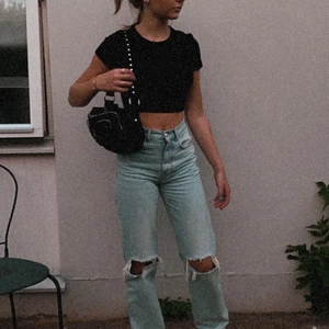 Håliga blå jeans  - Två första är egna bilder! Säljer nu dessa populära håliga jeans från GinaTricot i storlek 32 för 150kr. Köparen står för frakt och betalning sker vi Swish! Skriv privat för fler bilder:)