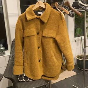 Jacka från Stay - Jacka i polyester från Stay, storlek XS/S. Är stor i modellen. Knappt använd. 