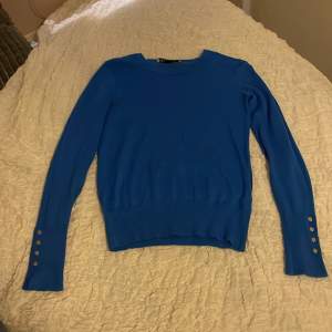 Blå tröja från Zara i storleken är S. Säljer pga att den inte kommit till användning. Orginalpris 249 kr💙🎸