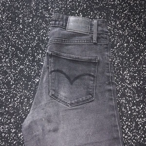 Levis jeans  - Säljer nu dessa byxor i modellen Levi’s High Rise Skinny då de tyvärr är fel storlek för mig. De är mycket bekväma samtidigt som de håller formen snyggt!  Storlek: W26 L32 (byxor). Uppsydda/Avkortade så de motsvarar längden 28. Passar 34/36 eller XS-S. Färg: svart, mörkgrå Skick: begagnat  Kolla in mina andra annonser, säljer bl.a märken som: Levis, Champion, Victorias Secret, Tommy Hilfiger, Calvin Klein, Adidas, Nike, Puma, Aimn, Gymshark, Brandy Melville, Zara, Hollister, NAKD, Topshop