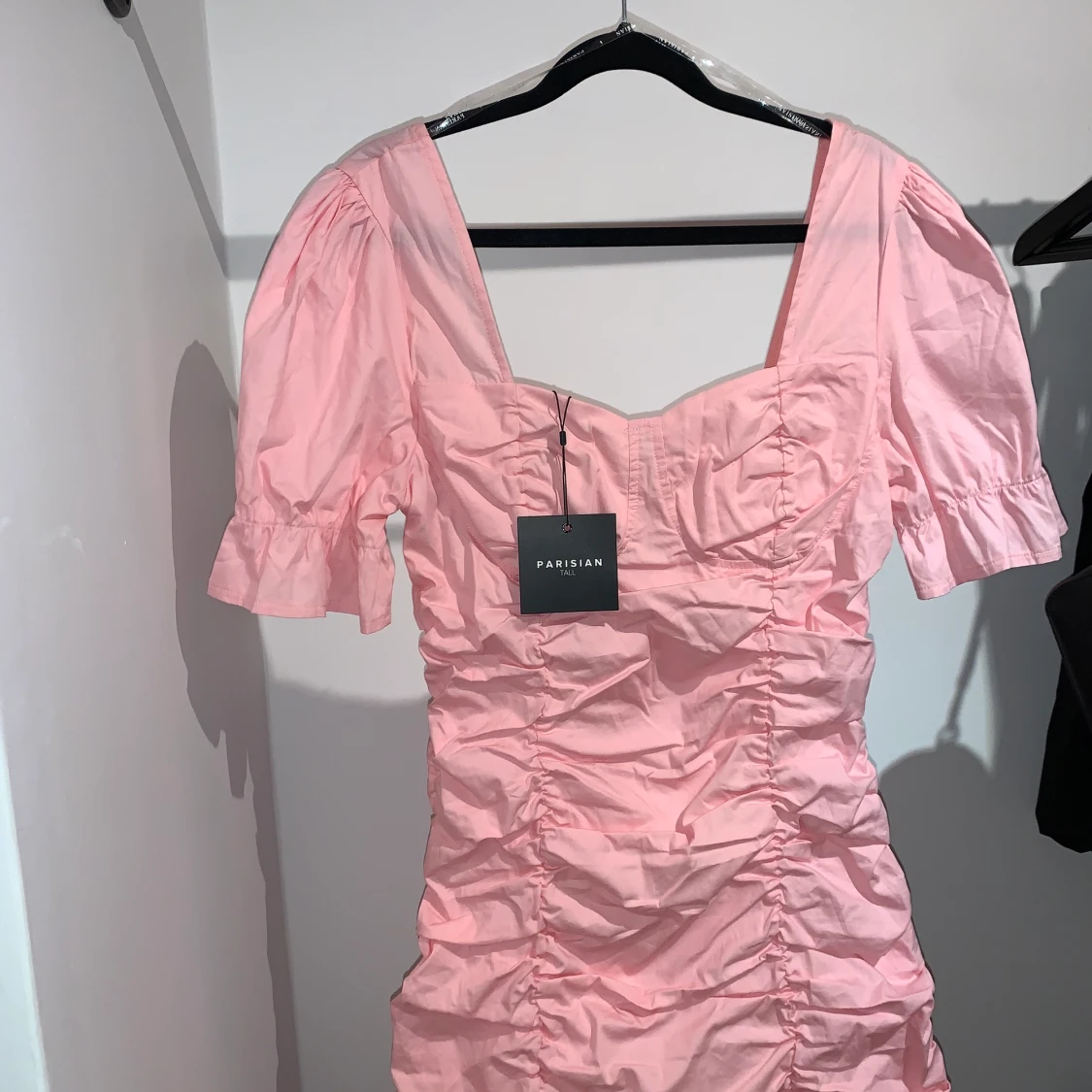 Oanvänd miniklänning med rysch från Parisian, storlek 40 - 90