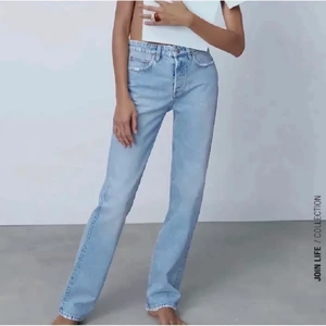 Slutsålda zara Jean  - Säljer mina slutsålda Zara jeans som har prislappen på. Dom passar mig som är 176 cm och är man kortare kan man såklart klippa dom. Jag har sprättat ner sömen längst ner på jeansen för att få dom längre💗 köparen står för frakten, 104kr💗 Direktpris 300kr💗 Budet och köpet är bindande💗