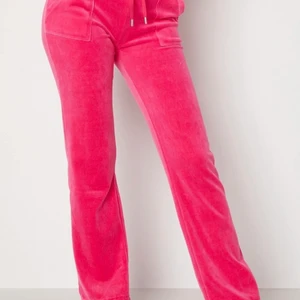 Juicy Couture byxor  - Säljer mina superfina byxor från Juicy Coutore. Färgen heter raspberry rose i storlek m. Aldrig använda endast provade. Säljes pga gått ner i vikt, slutsålda.