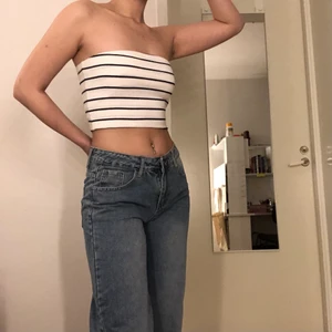 Y2k tubtopp - Oerhört snygg och enkel tubtopp som är lätt att matcha med allt. Toppen har använts sparsamt så skicket är bra🤍 OBS! Toppen är invikt för så att den är kortare