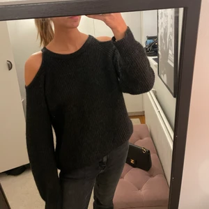 Iro tröja - Mörk grå stickad tröja från IRO, med cut out detaljer i storlek M. Nyskick! (Nypris 3500kr) 
