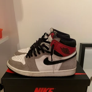 Jordan 1 high smoke grey  - Säljer dessa Jordan 1 i storlek 43. Är inte tvättade på bild så det går fräscha upp dom. Allt og finns förutom extra snören. Stockx och goat priset ligger på runt 4000kr för ett par nya. Och använda går för 2500kr+ på goat.