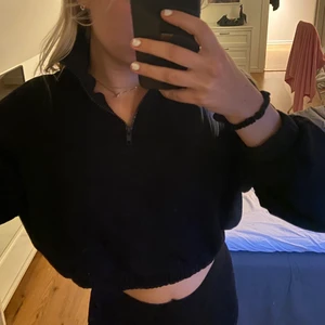 Tröja med zip krage - Svart tröja med zip krage