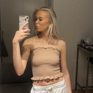 Stl S - Beige topp med volanger från HM🤍