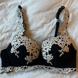 Intimissimi BH - Köpt i Intimissimi butik. Väldigt fin & populär model Den är endast provad, helt ny! säljer pga fel model. Ordinarie pris 449kr Storlek 75C  Frakt tillkommer✨