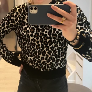 Michael Kors tröja! - Säljer nu denna supersnygga Michael kors tröja då den ej kommer till användning längre. Materialet är otroligt❣️ köpt för 500. Säljer för 200 kr. Skriv vid intresse! Fler bilder kan självklart skickas!