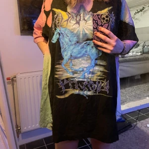 Oversized T-shirt - T-shirten på ett ungefär till mina knän då jag är 166, den har som små färg fläckar lite här och där med en blåflämmad häst, samt text över och under hästen. Armarna är går precis över armvecket, och är lite tajtare runt halsen. Har aldrig använt den då prislappen dessutom är kvar.