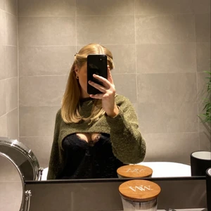 Grön croppad tröja  - Super fin croppad tröja i stickat material som är snygg att ha över ett linne eller en bandeau top. Jätte skönt material. Storlek S. Köparen står för frakt 