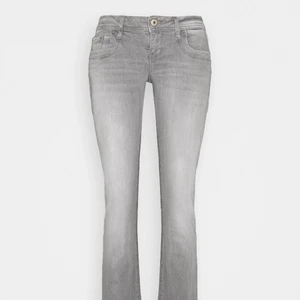 LTB bootcut jeans - Hej! Säljer dessa slutsålda LTB jeans, köpta på zalando i storleken 29/32. Jeansen är väldigt stretchiga, så skulle säga att de passar 34-38. Mycket bra skick💕