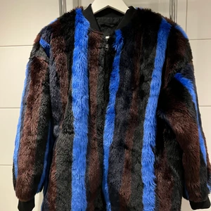 Jacka från Monki - Jacka i fuskpäls från Monki. Använd ett fåtal finger och är i bra skick. Storleken är xs men den är ganska Oversized, passar mig som vanligtvis har 36/38 i storlek.