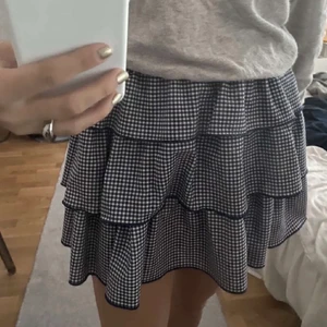 Rutig zara kjol - Säljer eftersom jag tröttnat på den, nästan i nyskick utan tecken på användning 