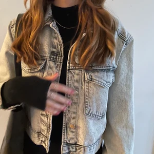 Stentvättad Jeansjacka - Jeansjacka i grå/stentvättad färg från Gina Tricot, strl S oversized modell. Fin inför vår/sommar. Sparsamt använd och i väldigt fint skick. Kan mötas i Lund eller skicka mot fraktkostnad 💗💗💗