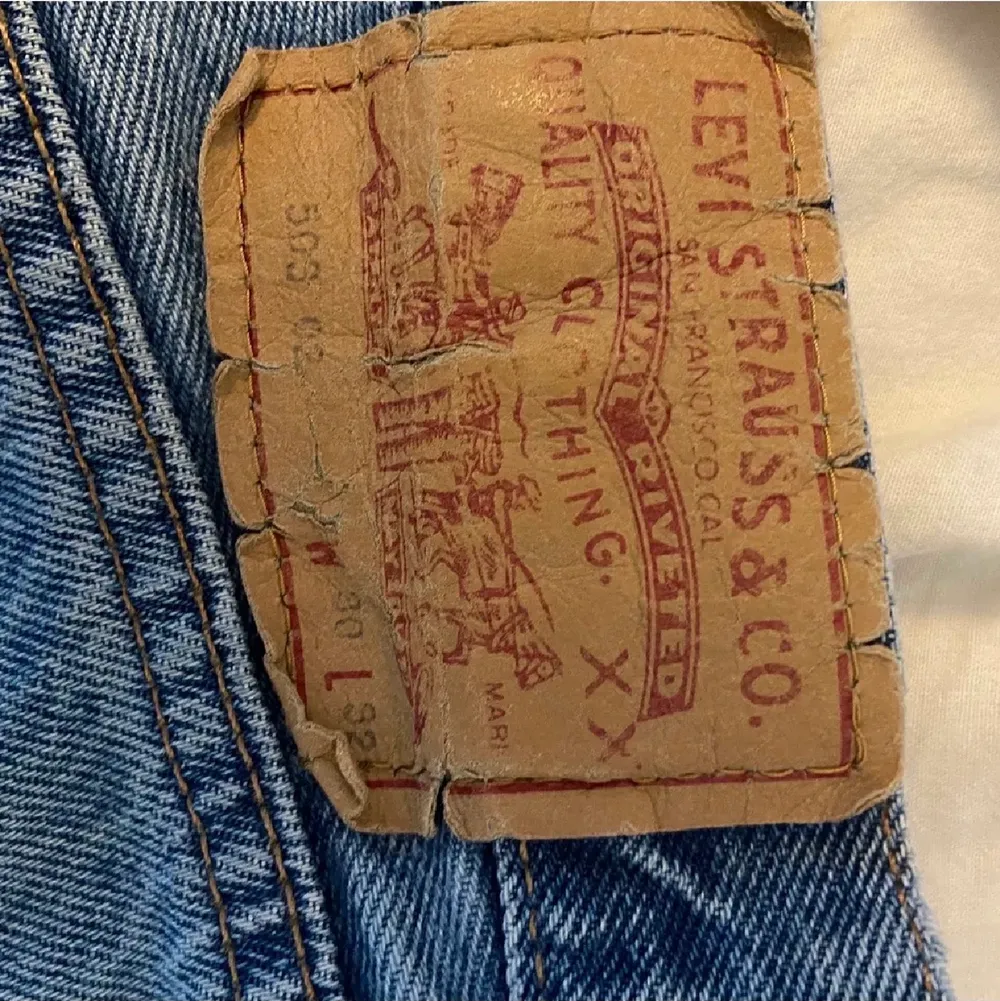 ‼️ LÄGGER UT IGEN PGA OSERIÖSA BUDGIVARE ‼️ Säljer dessa jättesnygga levis jeans med hål i knäna som jag köpt av en annan säljare här på plick!! Säljer då de tyvärr var för stora för mig i midjan och ej kommit till användning 🤍 (Bilderna är lånade av säljaren som jag köpte jeansen av) Storleken är mindre än vad den är, alltså de sitter mer som 27 än strl 30 i midjan. Jag är 170cm lång och de sitter perfekt i längden 🤍  ‼️ Bud är bindande, buda inte om ni inte är intresserade och vill köpa ‼️. Jeans & Byxor.