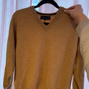 Slipover  - Beigebrun slipover från clen oaks menswear, aldrig använd. Strl Xl men mer som en S då den är väldigt liten i storleken.❤️