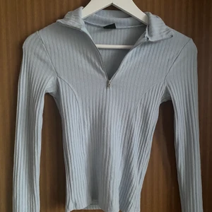 Ljusblå topp - Ljusblå tröja med zip up, storlek xs från ginatricot 