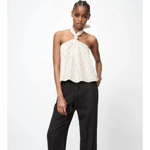 Mönstrad topp - Trendig mönstrad topp! Storlek M, sjukt snygg men har inte kommit till användning. Fick i julklapp och prislapparna är kvar. Man kan knyta den på olika sätt eller använda som en tub topp. 