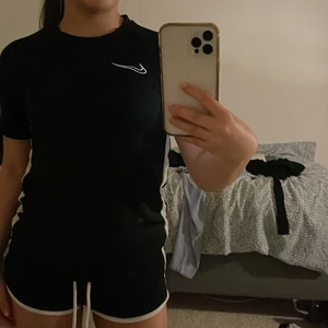 Nike tröja - Nike tränings tröja i st XXS/XS, jag själv har st xs/S och den passar mig men den är tight i passformen. Ny och i princip oanvänd