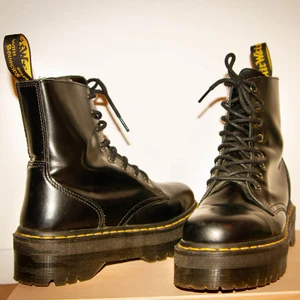 Dr Martens storlek 39 - Äkta Dr Martens köpta 2019 för 2400kr , använda en gång i ca en timme, inte ingångna och i princip helt oanvända därav bra skick med en liten rispa fram på höger fot, pris kan diskuteras 