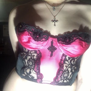 Fin rosa korsett topp  - Den är i jättebra skick har andvänt den typ en gång. 